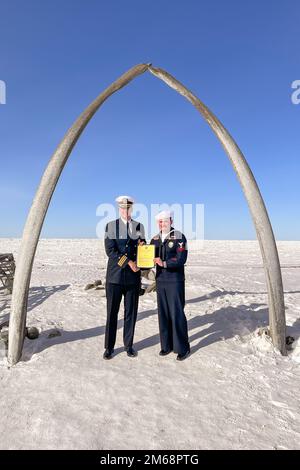 UTQIAGVIK, Alaska – Engineman deuxième classe Tate Snow parle avec les ...