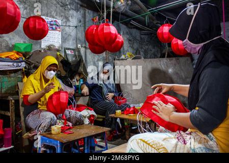 Bandung, Java-Ouest, Indonésie. 3rd janvier 2023. On voit des femmes faire une lanterne pour accueillir le nouvel an lunaire chinois 2023 au L&D Art Lamp à Bandung. Le nouvel an chinois lunaire qui tombe sur 22 janvier 2023, accueille l'année du lapin, qui sera célébrée par les Chinois du monde entier. (Image de crédit : © Algi Febri Sugita/ZUMA Press Wire) Banque D'Images