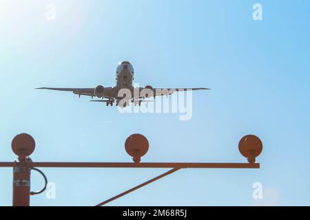 MISAWA, Japon (19 avril 2022) Un P-8A Poséidon, affecté au 'combat Tigres' de l'escadron de patrouille (VP) 8, pratique les atterrissages et les décollages à la base aérienne de Misawa à la suite d'une mission dans la zone d'opérations de la flotte américaine 7th, 19 avril. Le VP-8 est actuellement déployé à la NAF Misawa, au Japon, dans le cadre d'opérations de patrouille maritime et de reconnaissance et de proximité de théâtre au sein de la zone d'opérations de la flotte américaine 7th (C7F) à l'appui du commandant de la Force opérationnelle 72, C7F et des États-Unis Objectifs du Commandement Indo-Pacifique dans toute la région. Banque D'Images