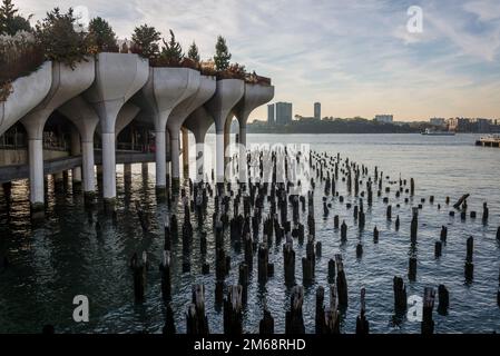 Vestiges de l'embarcadère 55 et de Little Island à l'embarcadère 55, un parc artificiel situé sur l'île de l'Hudson, à l'ouest de Manhattan. Parc de l'île avec un superbe pilotis Banque D'Images