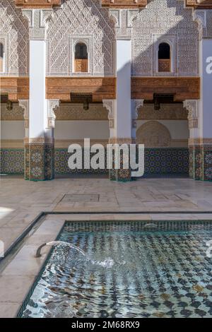 Ben Youssef Madrasa, situé à Marrakech, était un collège islamique. Les murs et le sol sont recouverts de carreaux de Zellij colorés dans des motifs islamiques. Banque D'Images