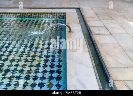 Ben Youssef Madrasa, situé à Marrakech, était un collège islamique. Les murs et le sol sont recouverts de carreaux de Zellij colorés dans des motifs islamiques. Banque D'Images