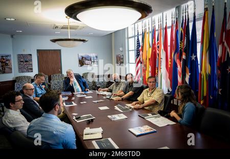 Robert Faucher, sous-secrétaire adjoint principal du Bureau des opérations de conflit et de stabilisation, a visité le Centre d'excellence en gestion des catastrophes et en aide humanitaire pour discuter de la Stratégie de la loi sur la fragilité mondiale lors d'un voyage aux États-Unis Commandement Indo-Pacifique pour le lancement de la Stratégie. Cette stratégie vise à prévenir les conflits mondiaux et à promouvoir la stabilité à long terme. Le Centre d'excellence en gestion des catastrophes et en aide humanitaire fournit des recherches académiques, une formation à la coordination civilo-militaire et des connaissances opérationnelles pour appuyer la prise de décisions avant, tout au plus tard Banque D'Images