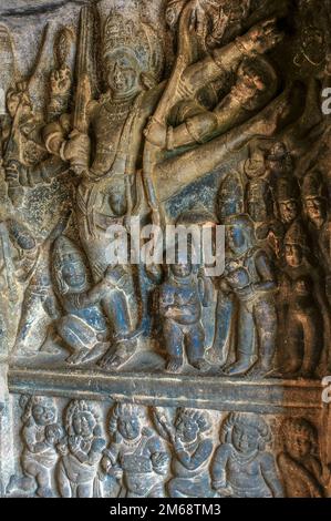 06 07 2008 Vishnu Trivikrama sculpture bas relief dans la grotte deux, Badami, Karnataka, Inde Banque D'Images