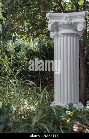 Éléments de décorations architecturales des bâtiments, des colonnes et des sommets, stuc de gypse. Dans le parc, lieux publics. Banque D'Images