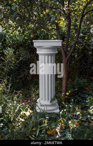 Éléments de décorations architecturales des bâtiments, des colonnes et des sommets, stuc de gypse. Dans le parc, lieux publics. Banque D'Images