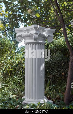 Éléments de décorations architecturales des bâtiments, des colonnes et des sommets, stuc de gypse. Dans le parc, lieux publics. Banque D'Images