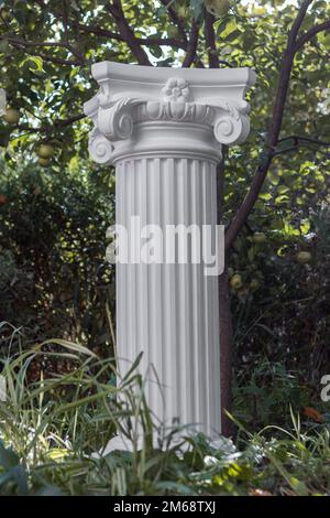 Éléments de décorations architecturales des bâtiments, des colonnes et des sommets, stuc de gypse. Dans le parc, lieux publics. Banque D'Images