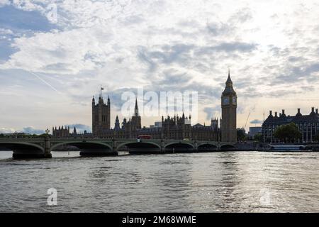 Elizabeth tour le populaire Big Ben la plus grande tour de l'horloge du monde avec un beffroi, un point de repère de Londres, Angleterre, le tir à l'angle bas. Banque D'Images