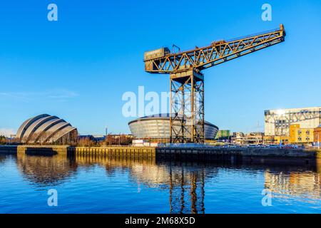 The Anderston Crane, au bord de la rivière Clyde, avec les lieux de divertissement Armadillo et SECC en arrière-plan, Glasgow, Écosse, Royaume-Uni Banque D'Images