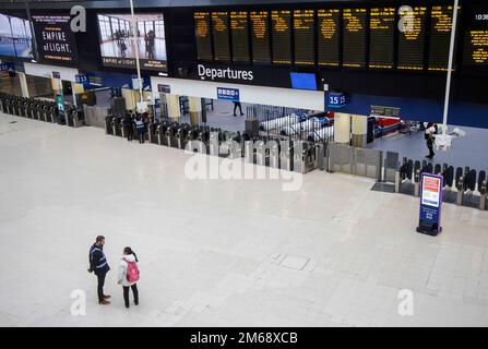 Londres, Royaume-Uni. 3rd janvier 2023. Gare de Waterloo très déserte à 10,30 heures du matin le jour où il serait normalement très occupé avec les navetteurs après les vacances de Noël. 40 000 travailleurs ferroviaires commencent 5 jours de grève consécutive, avec seulement 20 % des trains en circulation. Crédit : Mark Thomas/Alay Live News Banque D'Images