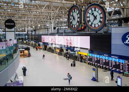 Londres, Royaume-Uni. 3rd janvier 2023. Gare de Waterloo très déserte à 10,30 heures du matin le jour où il serait normalement très occupé avec les navetteurs après les vacances de Noël. 40 000 travailleurs ferroviaires commencent 5 jours de grève consécutive, avec seulement 20 % des trains en circulation. Crédit : Mark Thomas/Alay Live News Banque D'Images