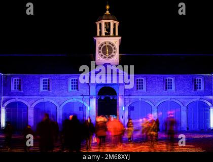 Noël à Dunham Massey. Un des premiers spectacles de lumière du Royaume-Uni à Altrincham, Cheshire, dans le nord-ouest de l'Angleterre. Détente en famille Banque D'Images