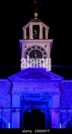 Noël à Dunham Massey. Un des premiers spectacles de lumière du Royaume-Uni à Altrincham, Cheshire, dans le nord-ouest de l'Angleterre. Détente en famille Banque D'Images