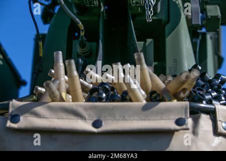 ÉTATS-UNIS Marines avec 2D assaut Amphibian Battalion, 2D Marine Division, tirer une mitrailleuse de M2 à partir d'un véhicule à chenilles AAV7A1 pendant une qualification au niveau de l'équipage des opérations de gunerie au camp Lejeune, Caroline du Nord, 20 avril 2022. Le but de cet exercice est de se familiariser et de soutenir les incendies avec un M2 afin de valider la facilité d’entretien de l’équipement et de développer la compétence en matière d’armes avant le déploiement de l’unité pour la formation. Banque D'Images