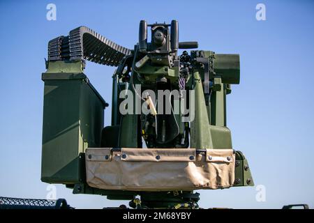 ÉTATS-UNIS Marines avec 2D assaut Amphibian Battalion, 2D Marine Division, tirer une mitrailleuse de M2 à partir d'un véhicule à chenilles AAV7A1 pendant une qualification au niveau de l'équipage des opérations de gunerie au camp Lejeune, Caroline du Nord, 20 avril 2022. Le but de cet exercice est de se familiariser et de soutenir les incendies avec un M2 afin de valider la facilité d’entretien de l’équipement et de développer la compétence en matière d’armes avant le déploiement de l’unité pour la formation. Banque D'Images