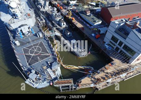 ÉTATS-UNIS Les Sullivans s'enfoncent au parc naval de Buffalo, New York, 20 avril 2022. La Garde côtière et les organismes partenaires poursuivent leurs efforts pour assâcer et re-flotter le navire. Banque D'Images