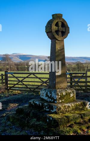 La plinthe médiévale de soutien d'une pierre de peste de 16th siècle, sur le bord de la route, Edenhall, Langwathby, Cumbria, Royaume-Uni Banque D'Images