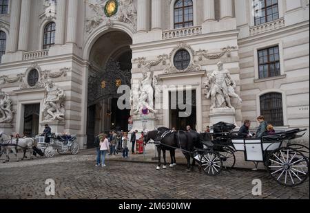 Vue sur les calèches -Fiakers devant le palais Hofburg ancien palais impérial principal de la dynastie des Habsbourg. Banque D'Images