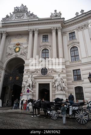 Vue sur les calèches -Fiakers devant le palais Hofburg ancien palais impérial principal de la dynastie des Habsbourg. Banque D'Images