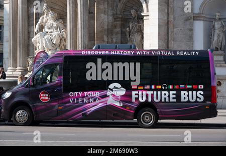 16th octobre,2022,Vienne,Autriche.Un bus touristique de réalité virtuelle prenant des touristes aux principaux monuments de Vienne, Autriche. Banque D'Images