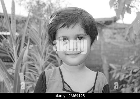 Rahim yar khan,Punjab,Pakistan- 24 janvier 2023: Beau portrait d'une petite fille mignonne. Gros plan d'une fille. Banque D'Images