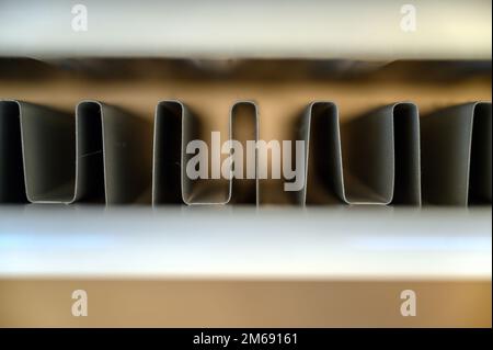 Vue d'un radiateur à convecteur à double panneau (ou convecteur de chaleur) vu d'en haut. Faible profondeur de champ en se concentrant sur les ailettes internes du convecteur. Banque D'Images