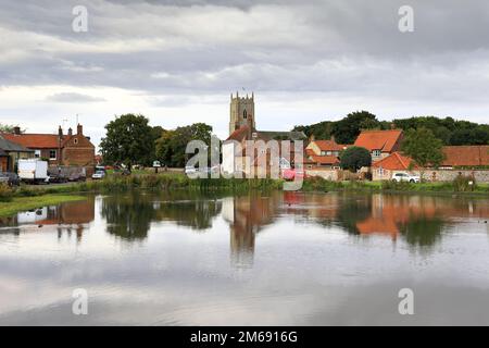 Vue sur l'étang de canard au village de Great Massingham, North Norfolk, Angleterre, Royaume-Uni Banque D'Images