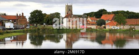 Vue sur l'étang de canard au village de Great Massingham, North Norfolk, Angleterre, Royaume-Uni Banque D'Images