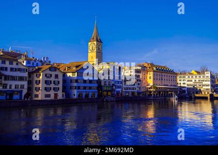 Superbe vue panoramique sur la vieille ville de Zurich et la rivière Limmat. Canton de Zürich, Suisse. Banque D'Images