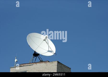 Antenne parabolique sur fond bleu ciel 2 Banque D'Images