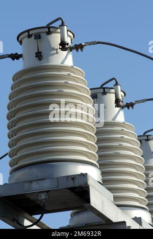 Grands isolateurs sur la sous-station haute tension 2 Banque D'Images