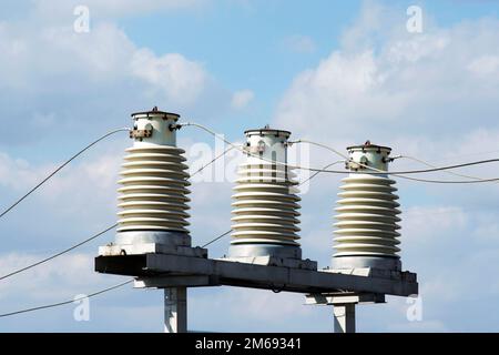 Grands isolateurs sur la sous-station haute tension Banque D'Images