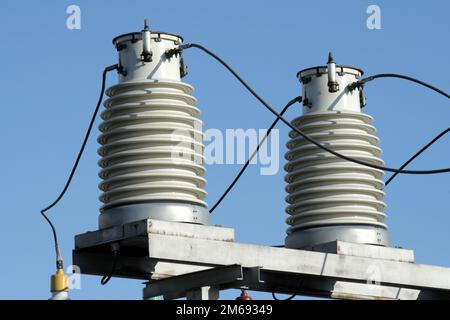 Deux grands isolateurs sur la sous-station haute tension Banque D'Images