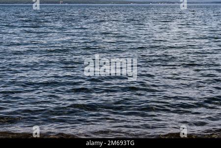 La surface de l'eau du lac Uvildy un jour d'été. La photo a été prise sur les rives du lac Uvildy, région de Chelyabinsk, Russie. Banque D'Images