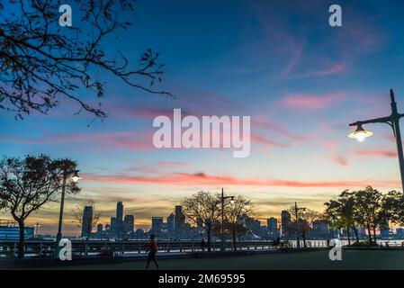 Vue sur le New Jersey depuis Lower Manhattan au coucher du soleil, New York City, États-Unis Banque D'Images