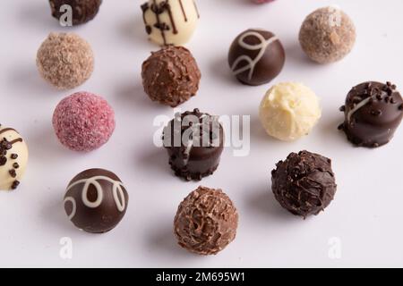 chocolats multicolores sur fond blanc Banque D'Images