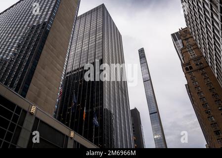 111 Ouest 57th gratte-ciel de rue par Shop Architectes, le plus petit gratte-ciel du monde, terminé en 2022. C'est une tour de condominium de luxe située Banque D'Images