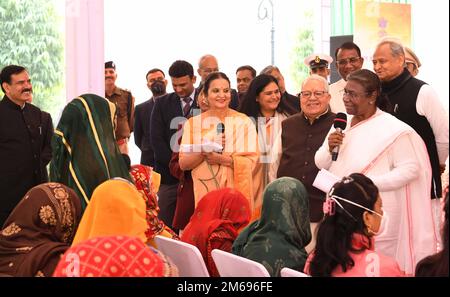 Jaipur, Inde, 3 janvier 2023: Le président Droupadi Murmu avec le gouverneur du Rajasthan Kalraj Mishra et le ministre en chef Ashok Gehlot interagissent avec les populations des communautés tribales du Saharia et du Kathodi à Raj Bhawan à Jaipur. Crédit : Sumit Saraswat/Alay Live News Banque D'Images