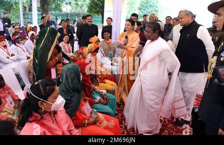 Jaipur, Inde, 3 janvier 2023: Le président Droupadi Murmu avec le gouverneur du Rajasthan Kalraj Mishra et le ministre en chef Ashok Gehlot interagissent avec les populations des communautés tribales du Saharia et du Kathodi à Raj Bhawan à Jaipur. Crédit : Sumit Saraswat/Alay Live News Banque D'Images