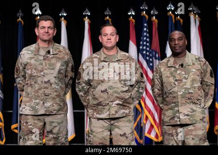 Depuis la gauche, États-Unis Lieutenant-général de la Force aérienne Michael A. Loh, directeur, Garde nationale aérienne (ANG), Tech. Le Sgt Brett Yoakum, 164th, Escadre du transport aérien, Garde nationale du Tennessee, et le Sgt Maurice L. Williams, chef de commandement, ANG, posent pour une photo lors d'une cérémonie de reconnaissance des aviateurs exceptionnels de l'année (OAY) à la Conférence des hauts dirigeants de la Garde nationale de l'air (ASLC) de 2022 à Dallas, au Texas, au 20 avril 2022. LOH et Williams ont récompensé trois des lauréats OAY d’ANG pour 2021 pour leur leadership supérieur, leur rendement au travail et leur excellence globale. Banque D'Images