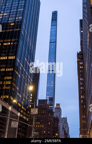 Gratte-ciel lumineux 6th Avenue avec le nouveau gratte-ciel 111 West 57th Street par Shop Architects, Midtown Manhattan, New York City, Banque D'Images