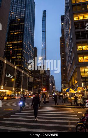 Gratte-ciel lumineux 6th Avenue avec le nouveau gratte-ciel 111 West 57th Street par Shop Architects, Midtown Manhattan, New York City, Banque D'Images