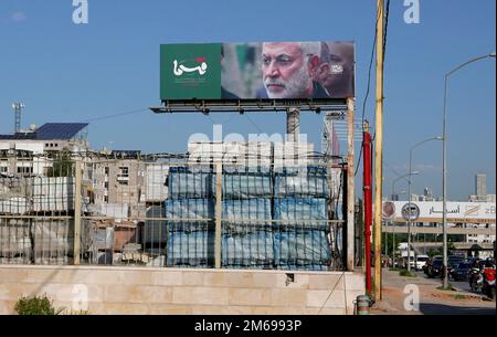 Le mouvement chiite du Hezbollah rend hommage à l'officier militaire iranien Abu Mahdi al-Muhandis, Beyrouth, Liban, 3 janvier 2023. Abu Mahdi a été tué avec Qasem Soleimani le 3 janvier 2020 par un tir de drone américain en Irak, près de l'aéroport international de Bagdad. (Photo d'Elisa Gestri/SIPA USA) Banque D'Images