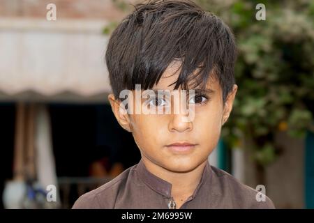 Punjab, Pakistan- 5 janvier 2022 : magnifique portrait d'un adolescent pakistanais avec un arrière-plan flou. Gros plan sur l'image d'un garçon. Banque D'Images