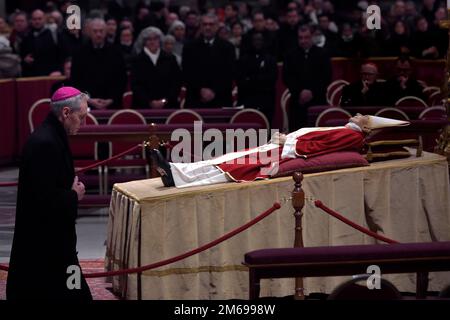 Etat de la Cité du Vatican, Vatikanstadt. 02nd janvier 2023. Monsignor Georg Gaenswein. Le corps du regretté Pape émérite Benoît XVI a mis en place dans l'état à l'intérieur de Saint Basilique Saint-Pierre au Vatican, le lundi 2 janvier 2023. Credit: dpa/Alay Live News Banque D'Images