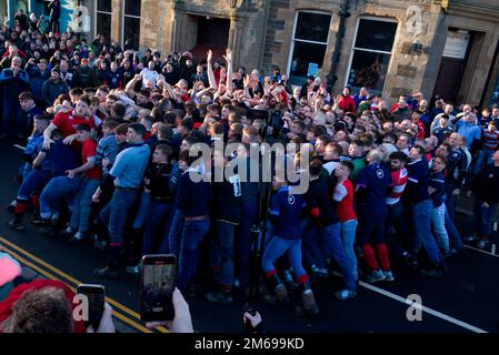 Le Ba Scrum attendant le Ba, jeu de rue du nouvel an, Kirkwall Banque D'Images