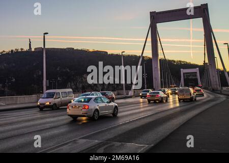 Pont Elisabeth et colline Gellert, Budapest, Hongrie Banque D'Images