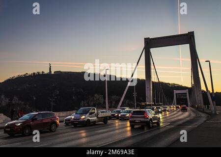 Pont Elisabeth et colline Gellert, Budapest, Hongrie Banque D'Images