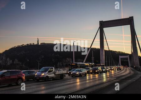 Pont Elisabeth et colline Gellert, Budapest, Hongrie Banque D'Images